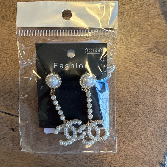 Pearl and CC logo earrings - Picture 1 of 1